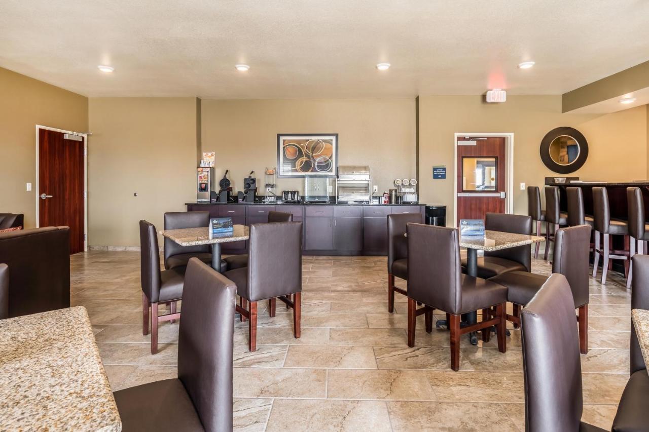 Cobblestone Inn & Suites - 克米特 外观 照片